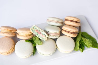 Beyaz arkaplanda nane aromalı farklı renkte makarnalar..