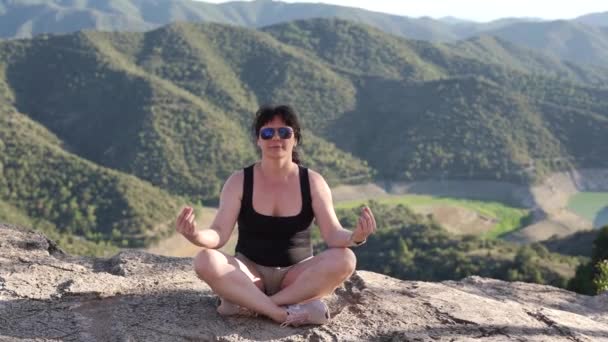 Kobieta Siedzi Pozycji Lotosu Szczycie Góry Wczesnym Letnim Słonecznym Poranku — Wideo stockowe