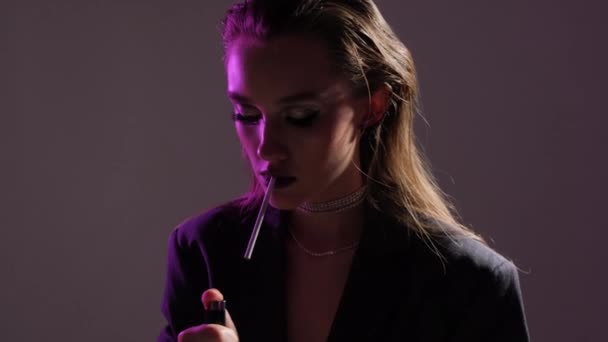 Módní Výtvarný Portrét Krásného Modelky Jasném Světle Barevným Kouřem Kouřící — Stock video