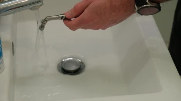 Cleaning Shaving Razor Bathroom Sink Rinsing Razor Water — Vídeo de Stock