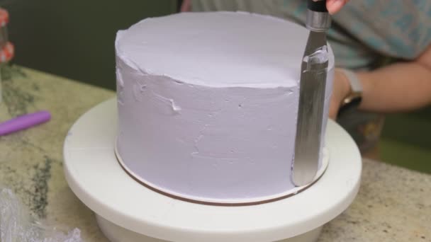 Chef Pâtissier Égalise Gâteau Avec Crème — Video
