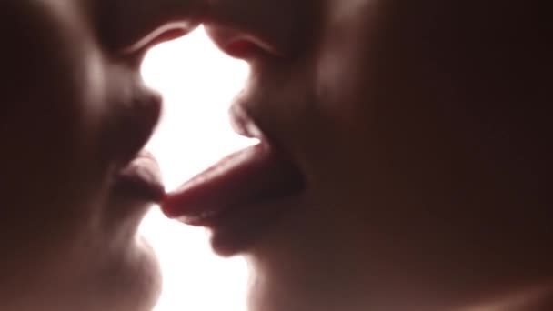 Bacio Appassionato Ragazze Lesbiche Primo Piano Bianco Isolato Studio Sfondo — Video Stock