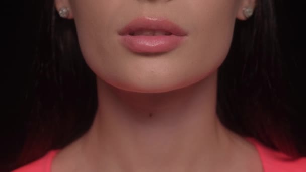 美しい唇クローズアップ メイク リップマット口紅 少女は彼女の唇を噛む — ストック動画