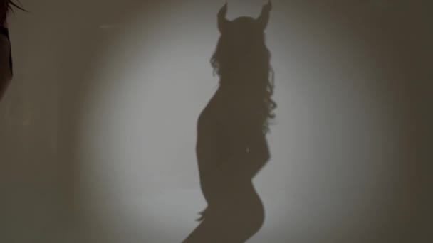 一个身材矮小 身材矮小 身材矮小 背景灰暗的舞女的轮廓 优雅身体的影子 — 图库视频影像