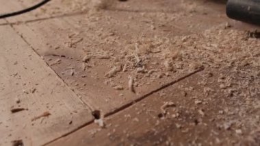 Marangozların çalışma alanındaki eski ahşap bir masada talaş..