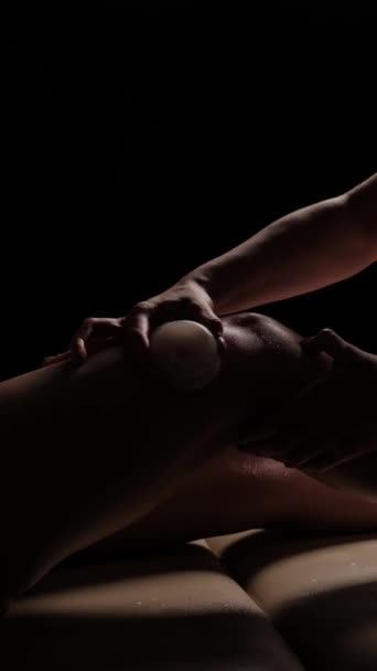 Close Massagem Celulite Uma Perna Meninas Usando Uma Lata Vácuo — Vídeo de Stock