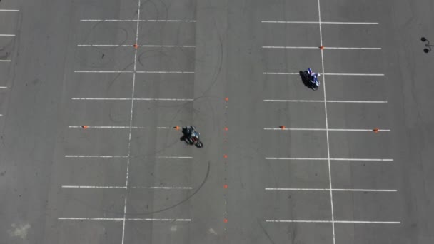 Аерофотозйомка Мотоцикла Вчимося Їздити Дорозі Шишками — стокове відео