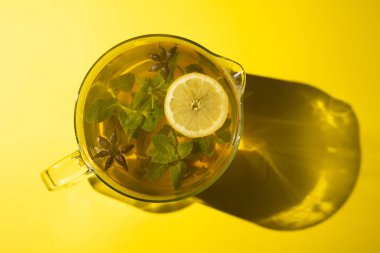 Limonlu yeşil çay ve sarı arka planda yıldız anason..