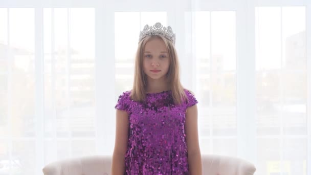Retrato Uma Princesinha Fofa Com Uma Coroa Cabeça Menina Pisca — Vídeo de Stock