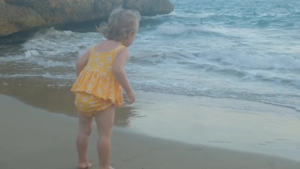 Маленька Дівчинка Березі Моря Дивиться Хвилі — стокове відео