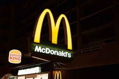 Tarragona, İspanya - 09 Haziran 2023: McDonalds kemerleri McDonalds fast food restoranında görüldüğü gibi imzalandı.