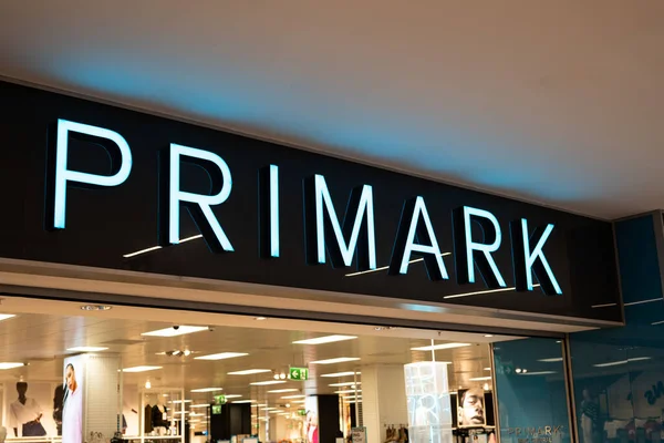 Tarragona, İspanya - 24 Temmuz 2023: Dükkana yakın çekimde Primark logosu.