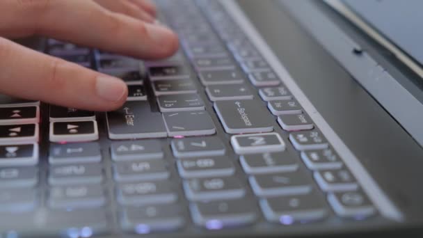 Manlig Hand Skriver Tangentbordet Svart Bärbar Dator Och Trycker Enter — Stockvideo