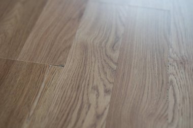 Döşemeyi cips, çatlak ve eşitsizlik gibi gözle görülür kusurlarla donatın..