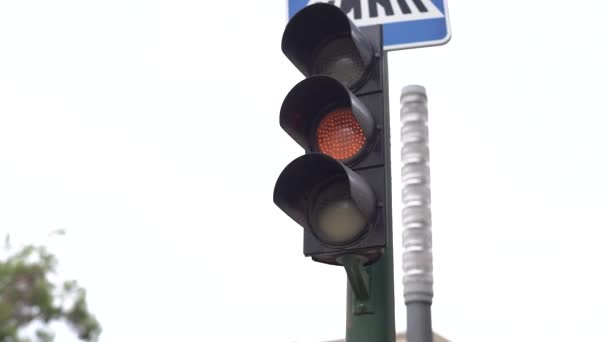 Migające Żółte Światło Drogowe Zbliżenie Ulicach Europy — Wideo stockowe