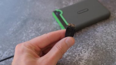 Siyah arkaplanda USB 3.0 kablosu.