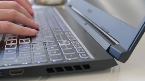 Manlig Hand Skriver Tangentbordet Svart Bärbar Dator Och Trycker Enter — Stockvideo