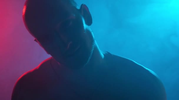 Erkek Vücut Geliştirici Kollarındaki Kasları Gösteriyor Duman Içinde Neon Işığı — Stok video