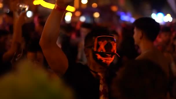2022年10月30日 スペイン タラゴン 輝かしいビデオ ネオン グローマスクを持った男 ハロウィーンとホラーコンセプト — ストック動画