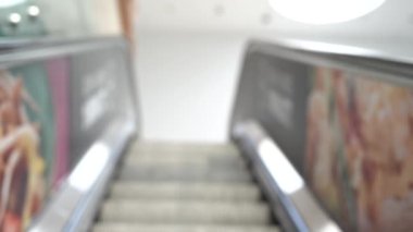 Bulanık video. Alışveriş merkezinde yürüyen merdiven.