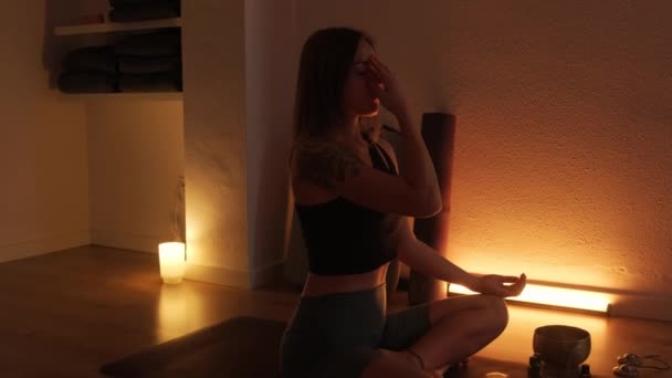 Młoda Atrakcyjna Kobieta Ćwiczy Jogę Oddycha Studio Słabym Świetle Palącym — Wideo stockowe