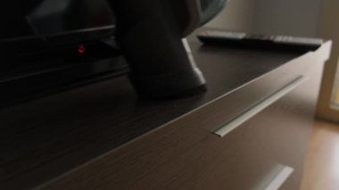 Kablosuz elektrik süpürgesi mobilyaların tozunu temizler. TV uzaktan kumandasının tozunu temizlemek.