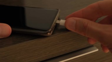 USB tip C kablo şarj cihazı ve telefonun port numarası