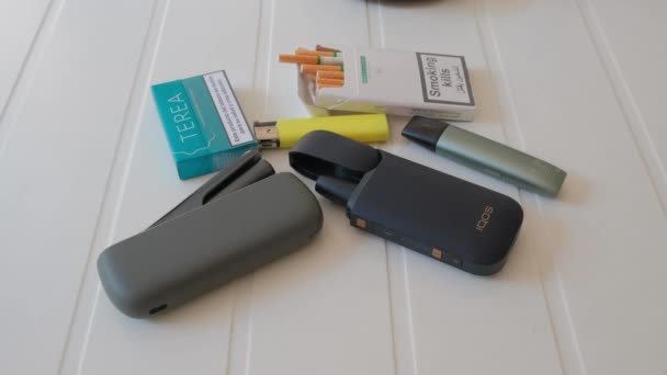 スペインのタラゴナ 2022年9月16日 電子タバコIqos閉鎖 喫煙やタバコのための異なるオプション ニコチンの使用のためのデバイスの選択 — ストック動画
