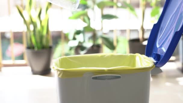 一名男子将塑料瓶扔进垃圾桶的特写镜头 — 图库视频影像