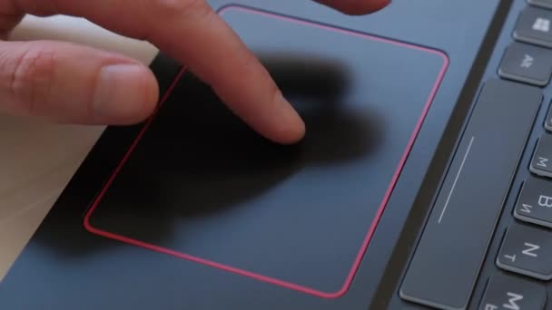 Detailní Záběr Mužských Prstů Pracujících Touchpadem Černém Moderním Notebooku — Stock video