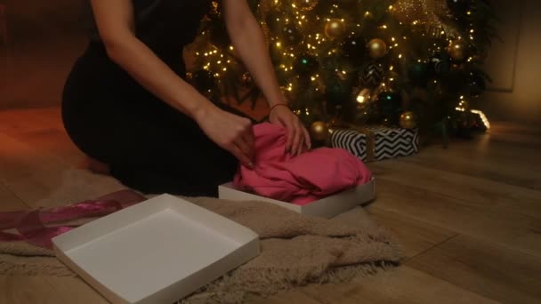 Het Meisje Neemt Een Geschenk Van Pyjama Tegen Achtergrond Van — Stockvideo
