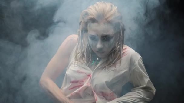 Halloween Vrouw Make Een Wit Shirt Gekleurd Met Bloed Studio — Stockvideo