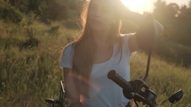 Dziewczyna Rowerzysta Motocyklem Tle Słońca Rozwija Swoje Włosy — Wideo stockowe