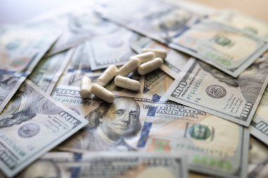 Doların arka planındaki haplar. Yakın plan..