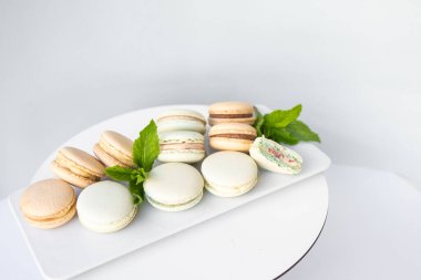 Beyaz arkaplanda nane aromalı farklı renkte makarnalar..