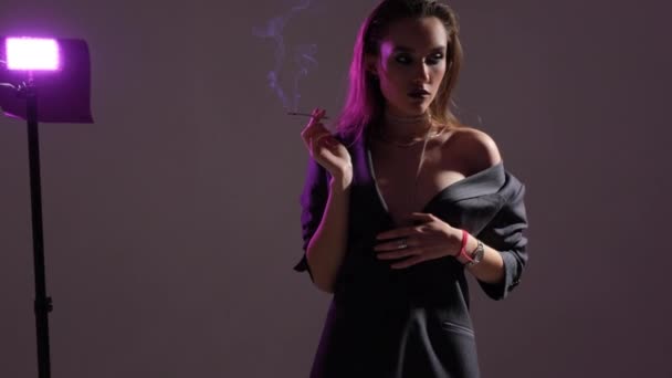 カラフルな煙と明るい光の中で美容モデルの女性のファッションアートの肖像画 ネオンライトの喫煙の女の子 — ストック動画
