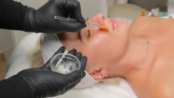 Cosmetologist Cima Aplica Uma Máscara Cliente Faz Procedimentos Spa Salão — Vídeo de Stock