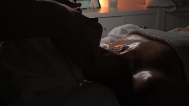 Masażysta Masuje Twarz Szyję Ramię Młodej Kobiecie Salonie Spa Przy — Wideo stockowe