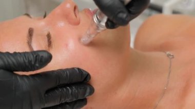 Güzellik uzmanının cilt bakımı sırasında güzel bir kadının yakın plan portresi..