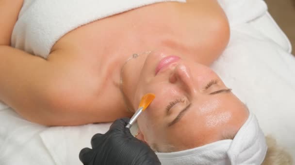 Cosmétologue Haut Applique Masque Client Effectue Des Procédures Dans Spa — Video