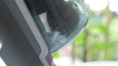 Elektrik süpürgesi kabında dönen top şeklinde çöp. Yakın plan..