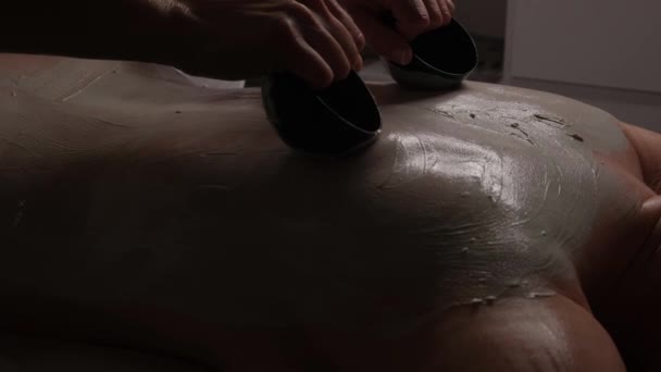 Kvinna Tillbaka Massage Med Hjälp Kokos Skålar Närbild — Stockvideo