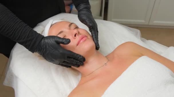 Ein Kosmetiker Mit Handschuhen Macht Während Des Eingriffs Eine Leichte — Stockvideo