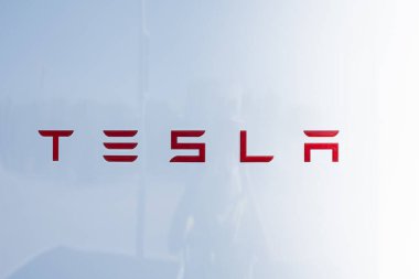 Tarragona, İspanya - 27 Eylül 2023: Elektrikli araba şarj istasyonu Tesla Supercharger.