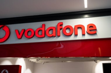 Tarragona, İspanya - 24 Temmuz 2023: Dükkanda Vodafone logosu.