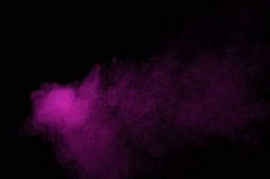 Siyah arka planda renkli bir duman var. Bulanık pembe duman bulutu.