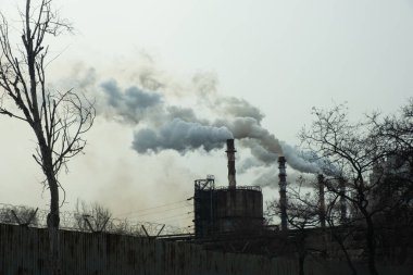 Fabrikadaki bacalardan duman çıkıyor. Çevre kirliliği.