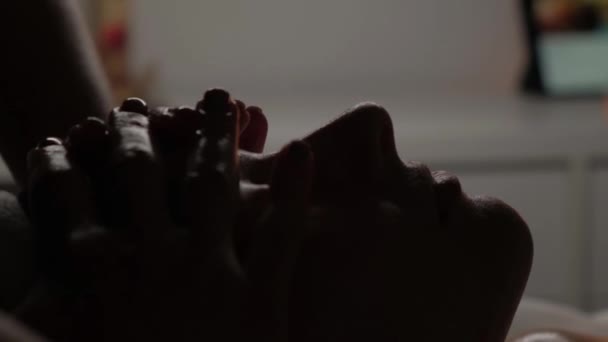 一位按摩师在烛光下给一位在温泉沙龙里的年轻女子做面部 颈部和肩部按摩 — 图库视频影像