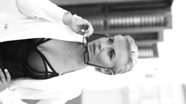 Модна Блондинка Коротким Волоссям Сонцезахисними Окулярами Білій Куртці Вулиці Сонячний — стокове відео