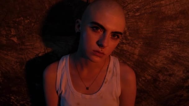 Eine Frau Ohne Haare Auf Dem Kopf Einem Neonbeleuchteten Keller — Stockvideo